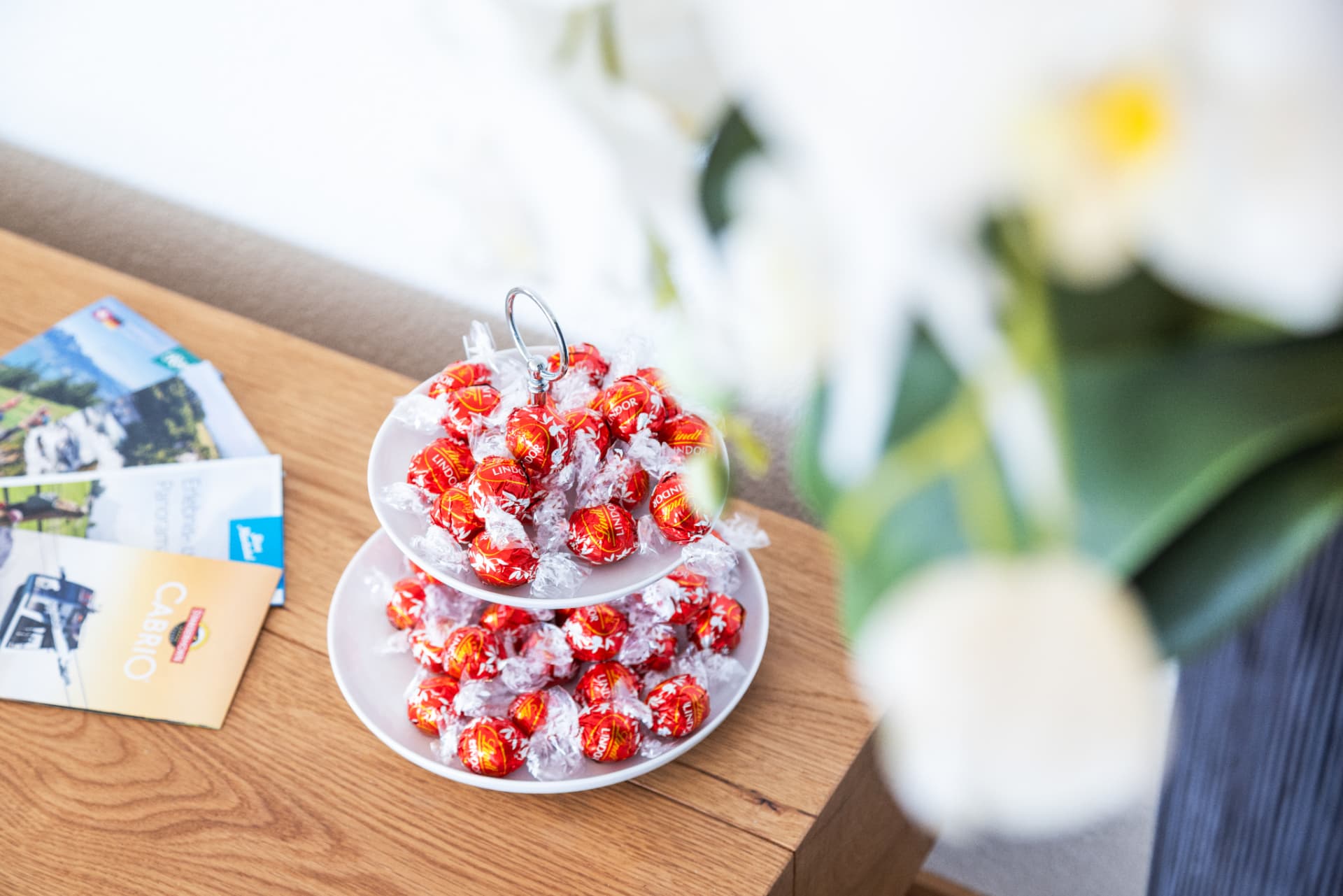 Lindt-Lindor-Pralinen auf einer Servierstelle in einer Yari Stay Wohnung in Ruswil