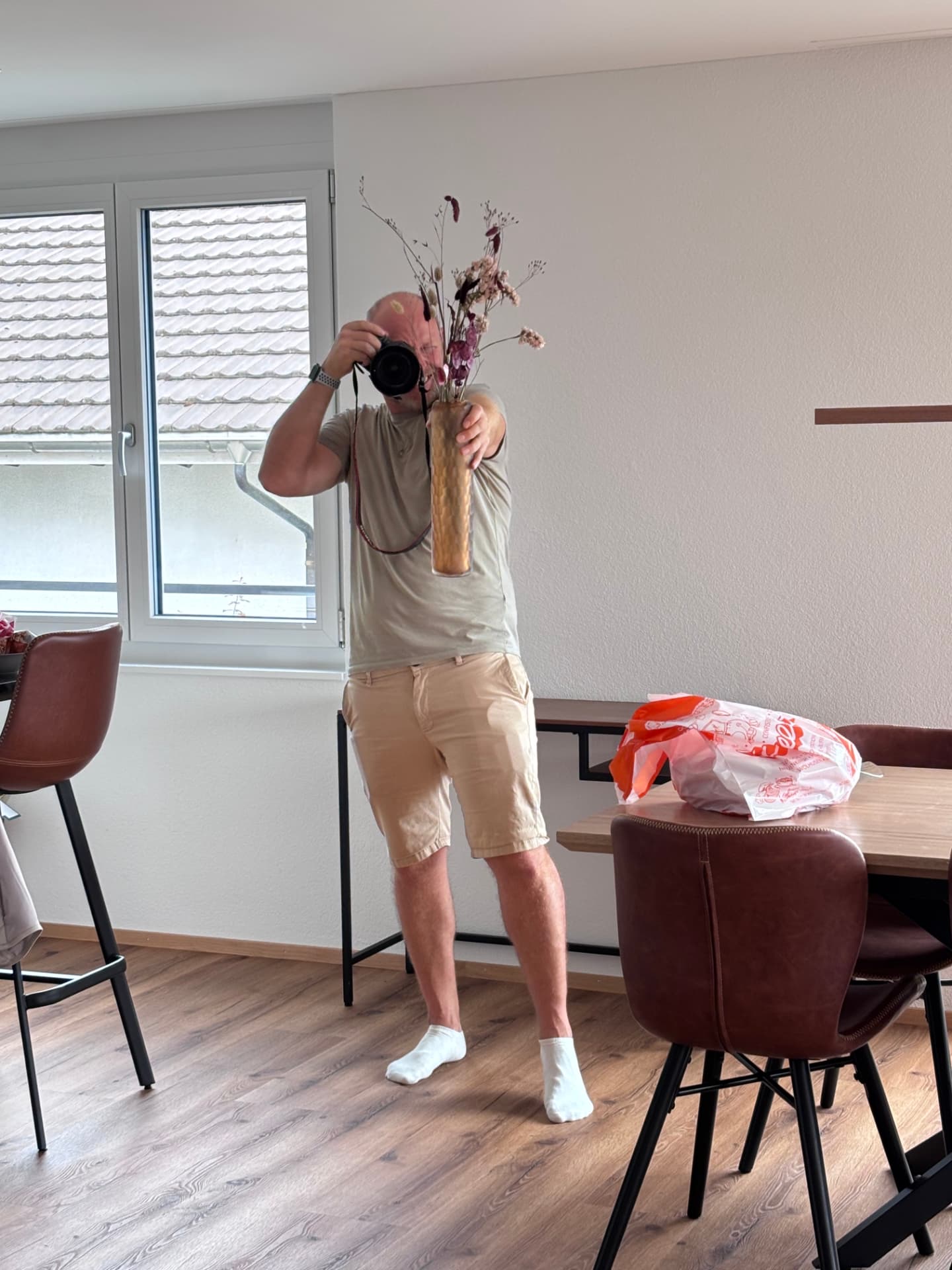 Patrick Eichenberger mit Trockenblumen-Vase beim Fotoshoot